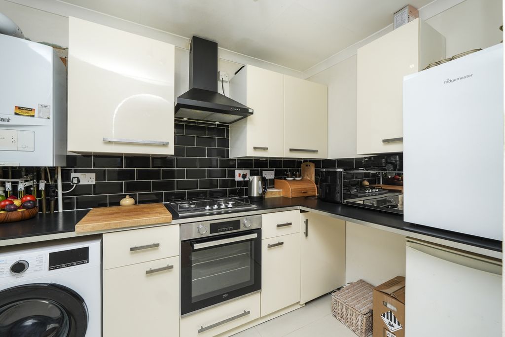 Property photo 3 of 11 Kitchen