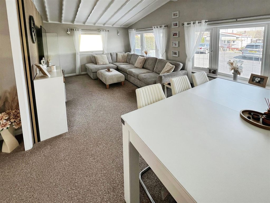 Property photo 2 of 20 -Lounge