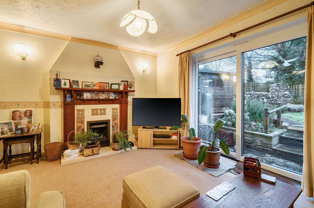 Property photo 3 of 9 3 - Lounge