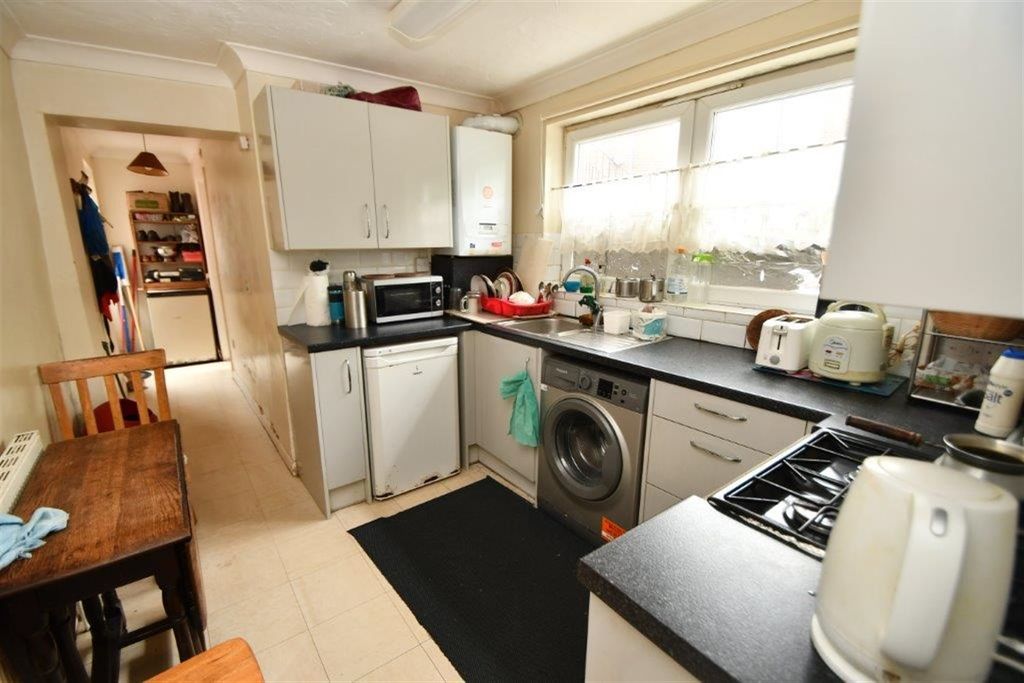 Property photo 2 of 18 Kitchen 51