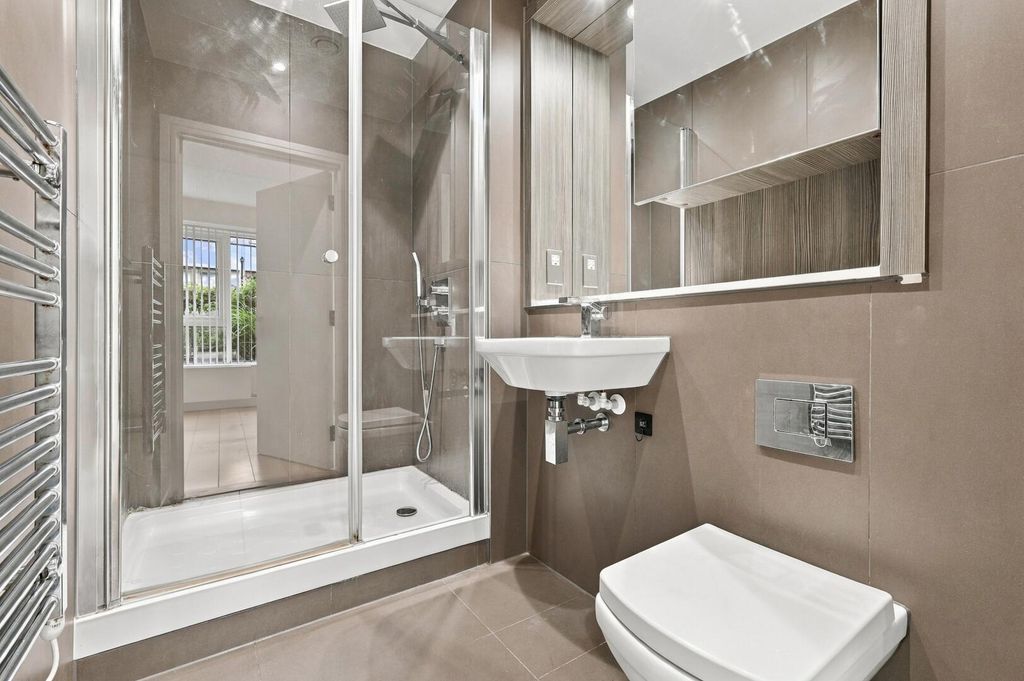 Property photo 2 of 20 Bathroom
