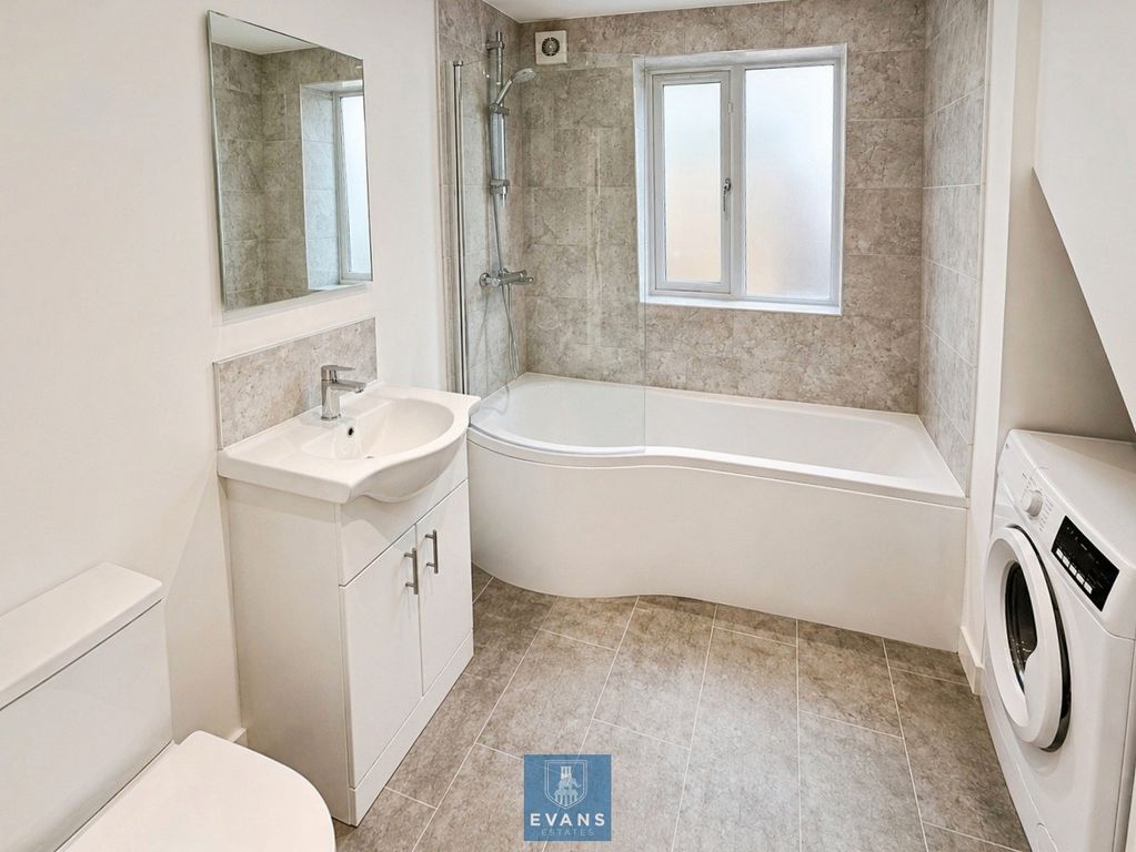 Property photo 2 of 10 Bathroom