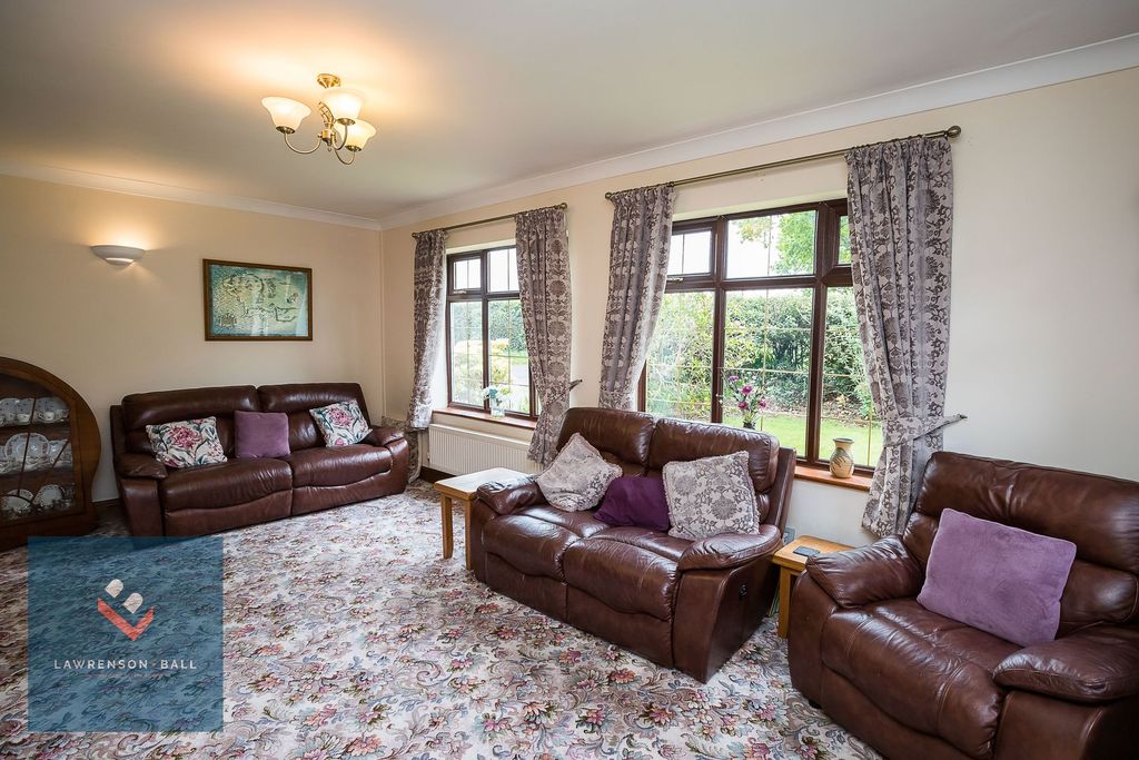 Property photo 3 of 40 Sitting Room