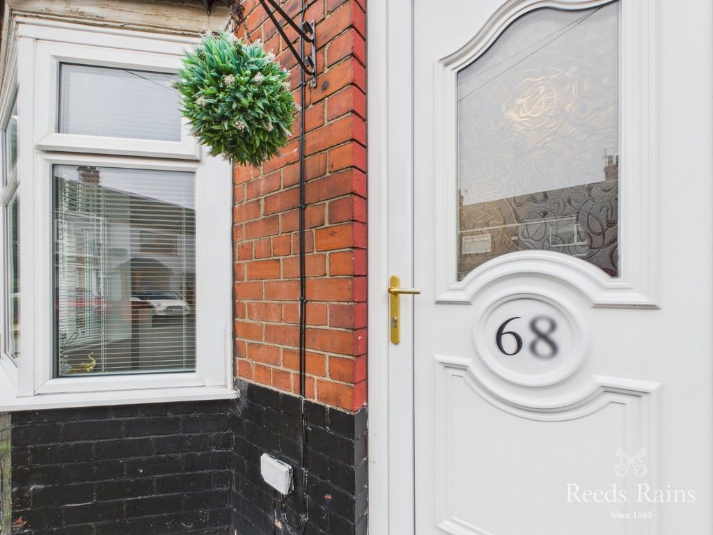 Property photo 3 of 18 Entrance Hall
