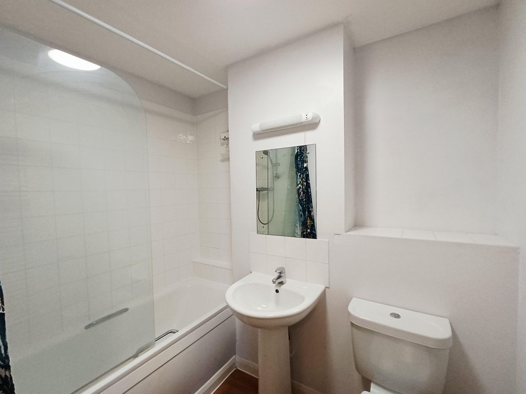 Property photo 2 of 16 Bathroom