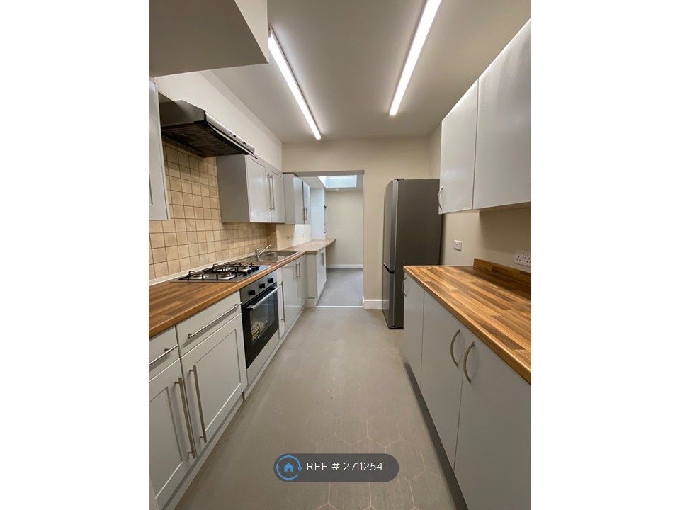 Property photo 3 of 8 Kitchen