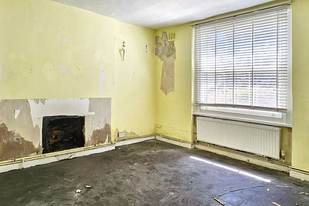 Property photo 3 of 12 11A Stanlake Villas, London W12 7Ex