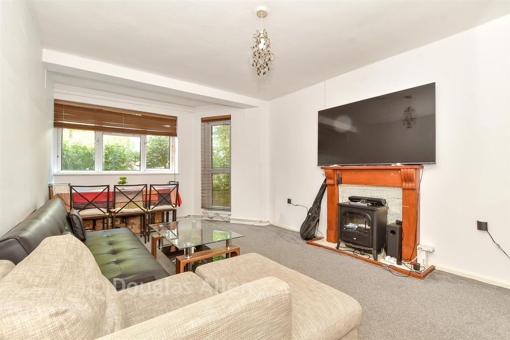 Property photo 1 of 7 Lounge/Diner