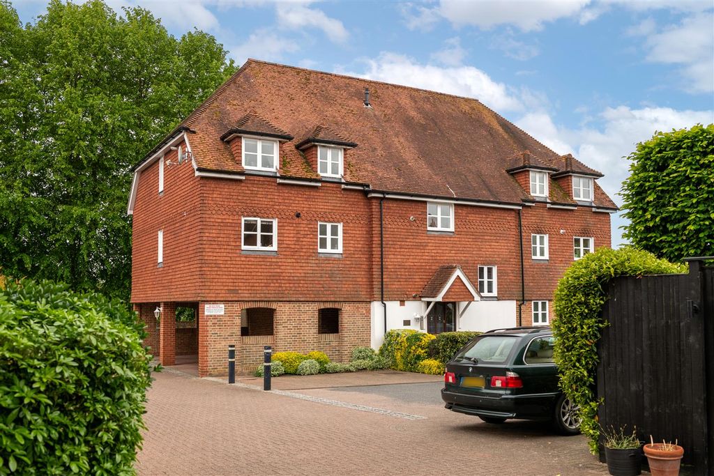Property photo 1 of 16 8 Priory Court Externals-2 Sky.Jpg
