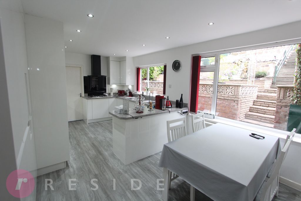 Property photo 2 of 18 Breakfast Kitchen