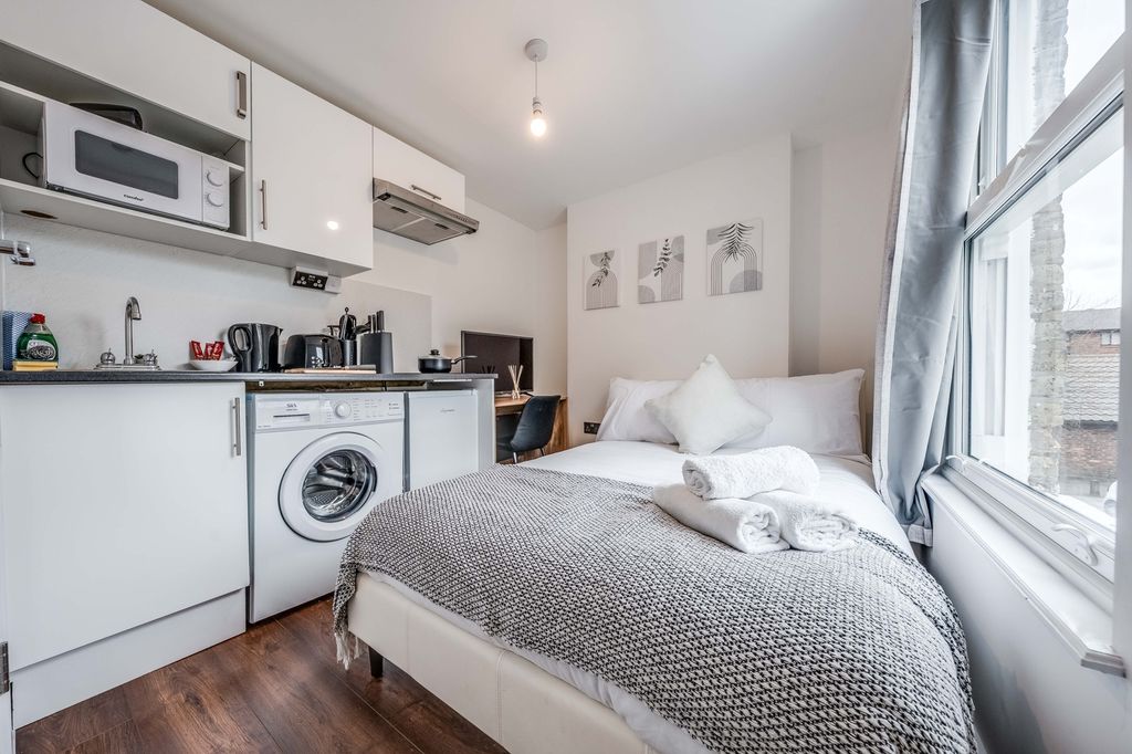 Property photo 3 of 12 This Cozy Double Bedroom Features A Comfortable Be...