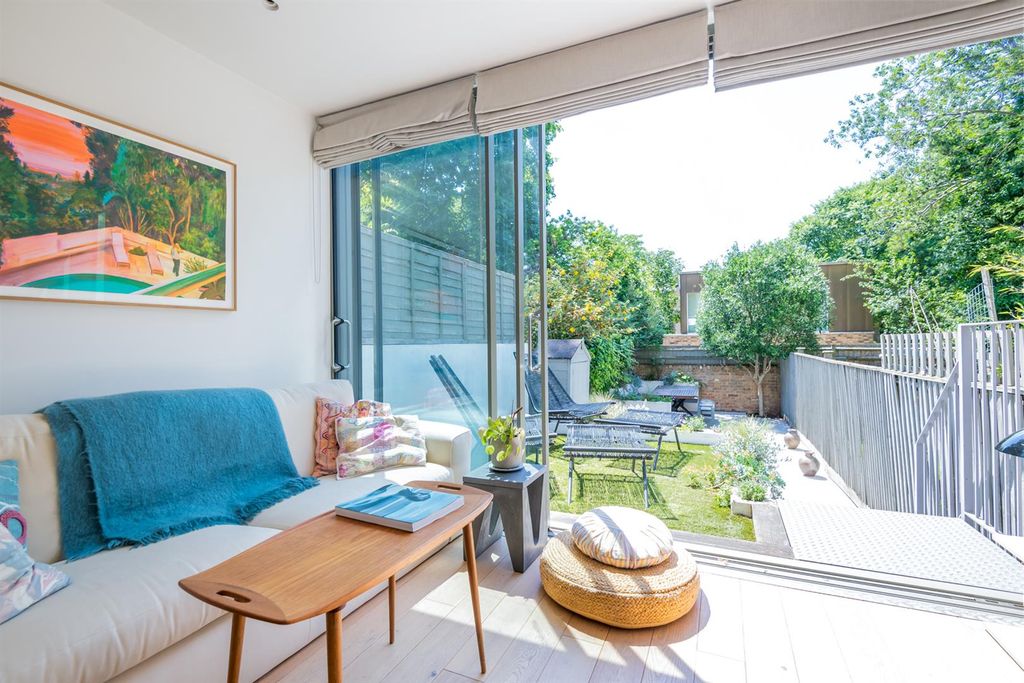 Property photo 1 of 24 Flat 1, 198 Camberwell Grove-17.Jpg