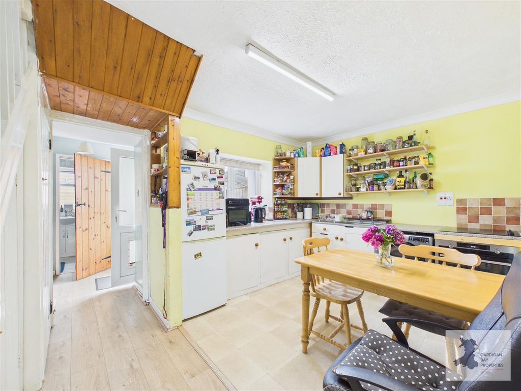 Property photo 3 of 26 Kitchen