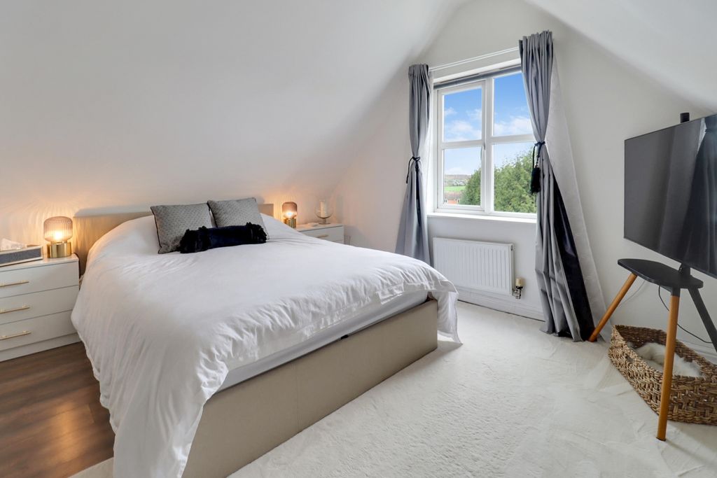 Property photo 2 of 17 Main Bedroom