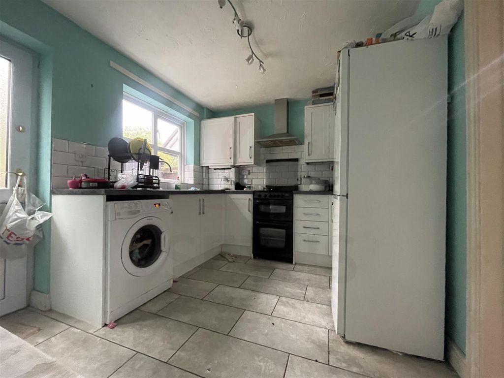 Property photo 2 of 10 Kitchen