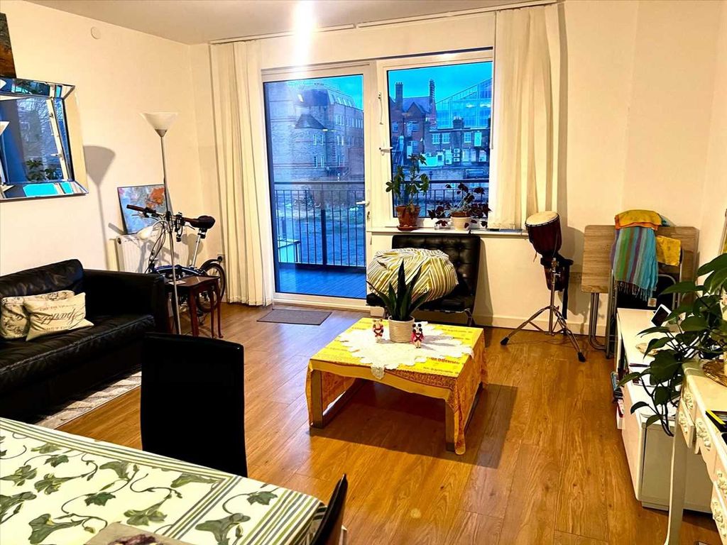 Property photo 2 of 10 Lounge