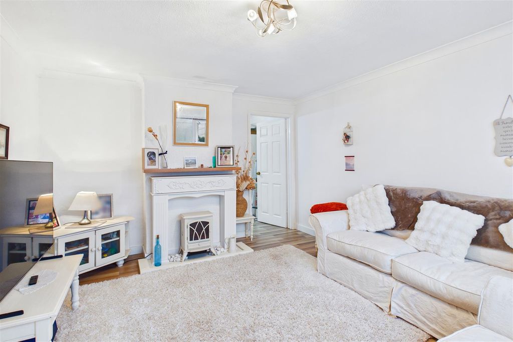 Property photo 3 of 21 Lounge