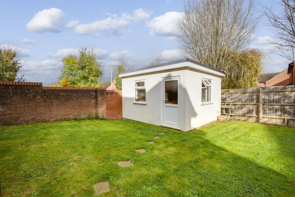 Property photo 3 of 15 64 Eaton Avenue, Hp12 3Bs-11.Jpg