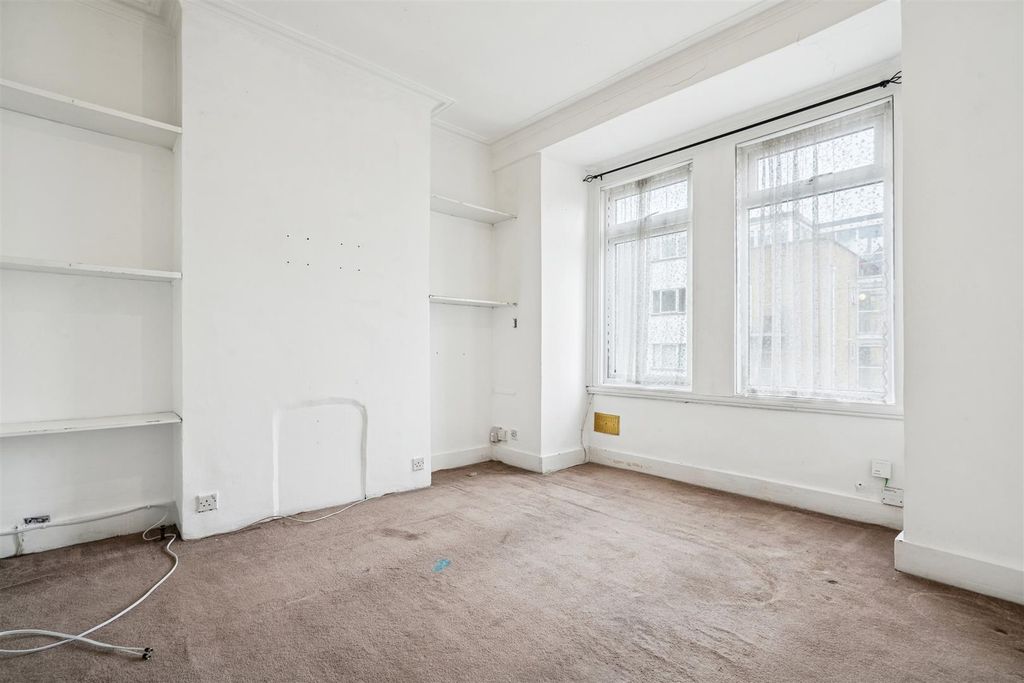 Property photo 2 of 9 64 Abbey Road, Colliers Wood, Sw19 Reception.Jpg