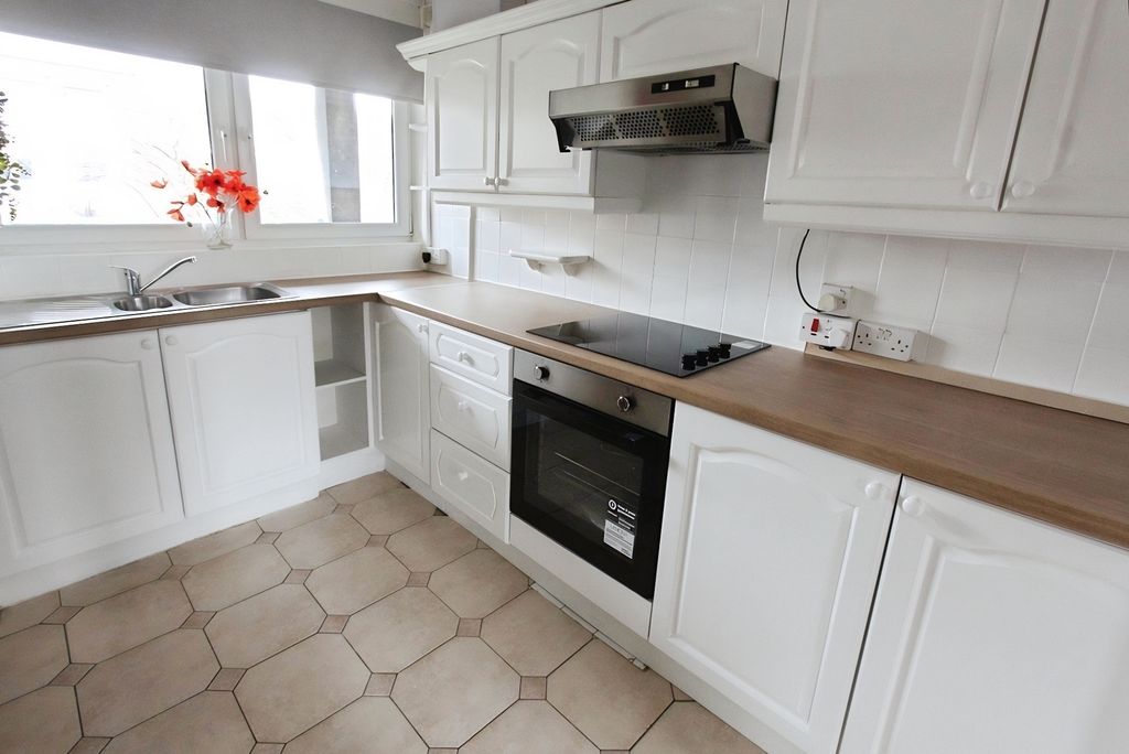 Property photo 2 of 7 Kitchen