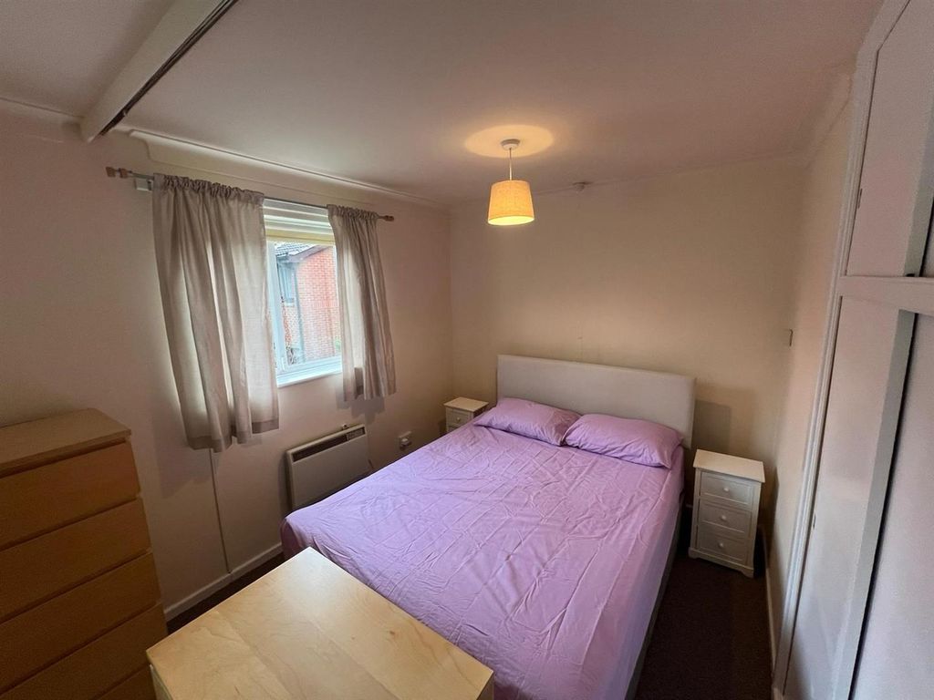 Property photo 3 of 8 Bedroom Area