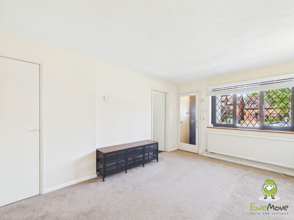 Property photo 3 of 9 Ewemove Estate Agents Basingstoke - Mongers Piece
