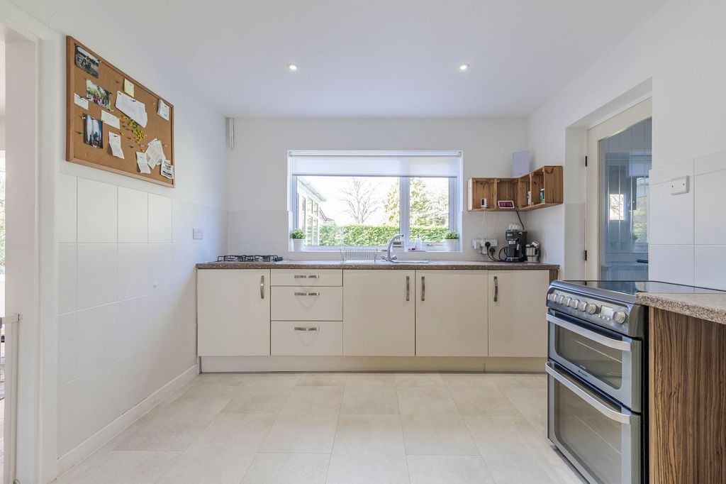 Property photo 3 of 32