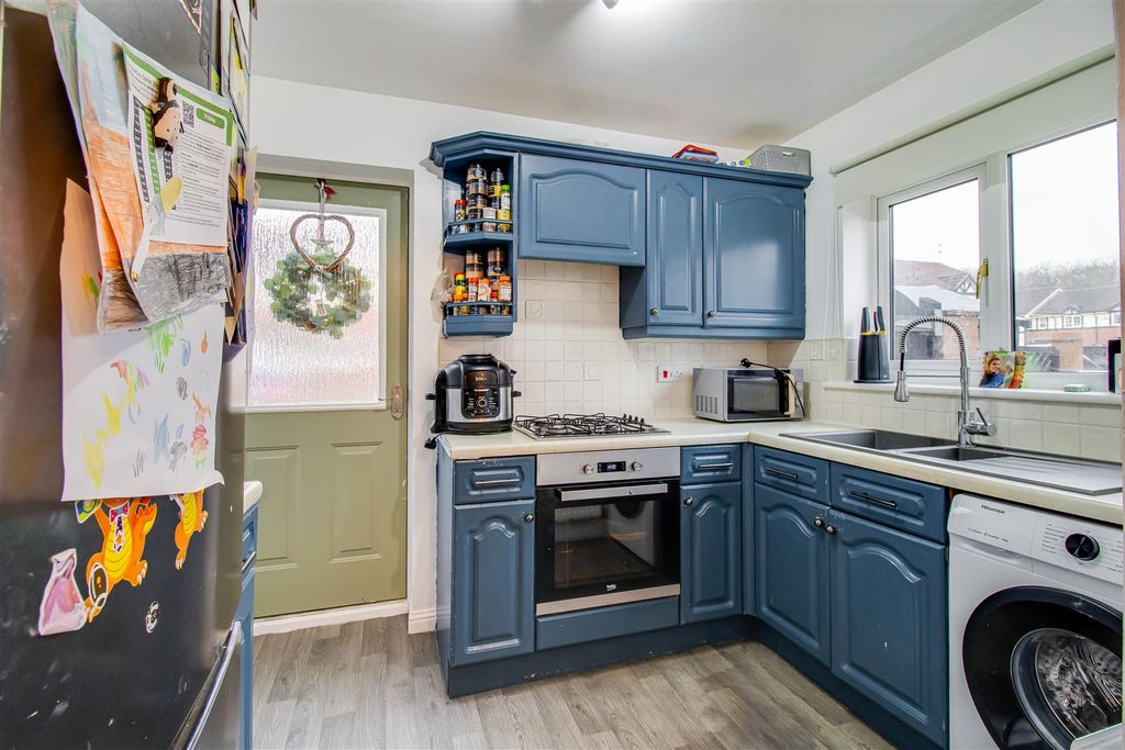 Property photo 3 of 12 Kitchen