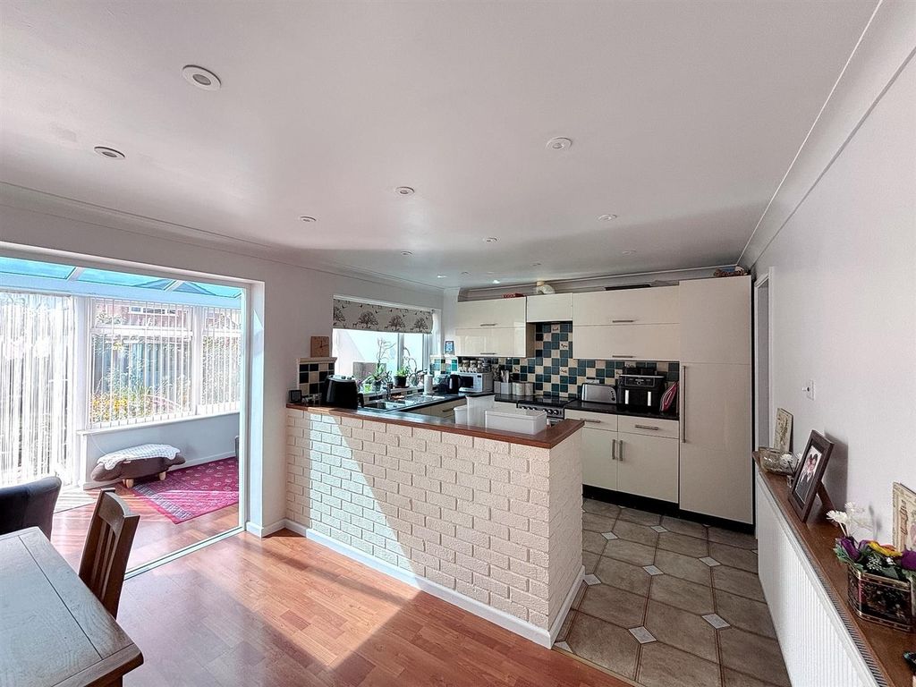 Property photo 3 of 17 Kitchen / Diner
