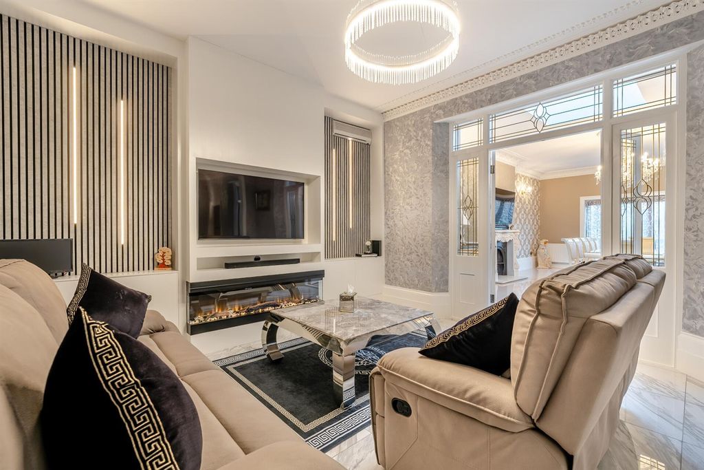 Property photo 3 of 22 8631357-Interior06.Jpg