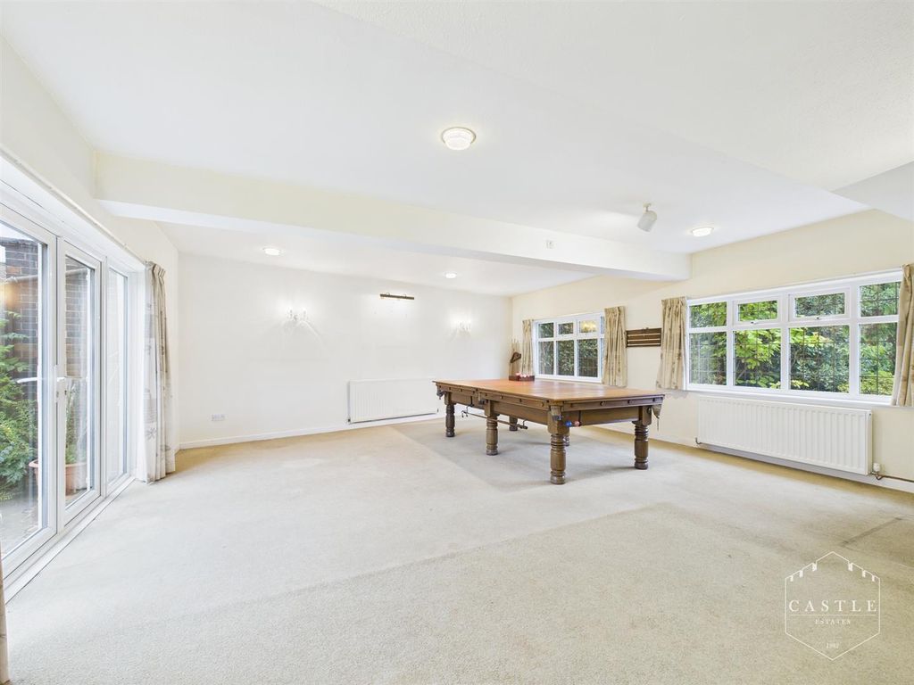 Property photo 3 of 24 Lounge