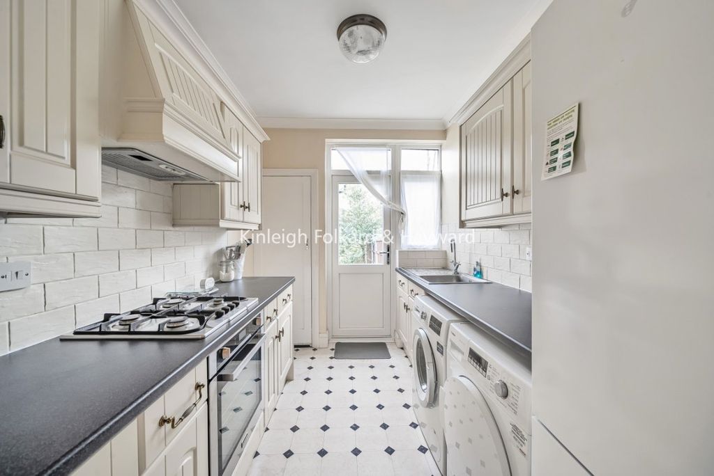 Property photo 3 of 12 47480F0B-Ab19-43F1-A