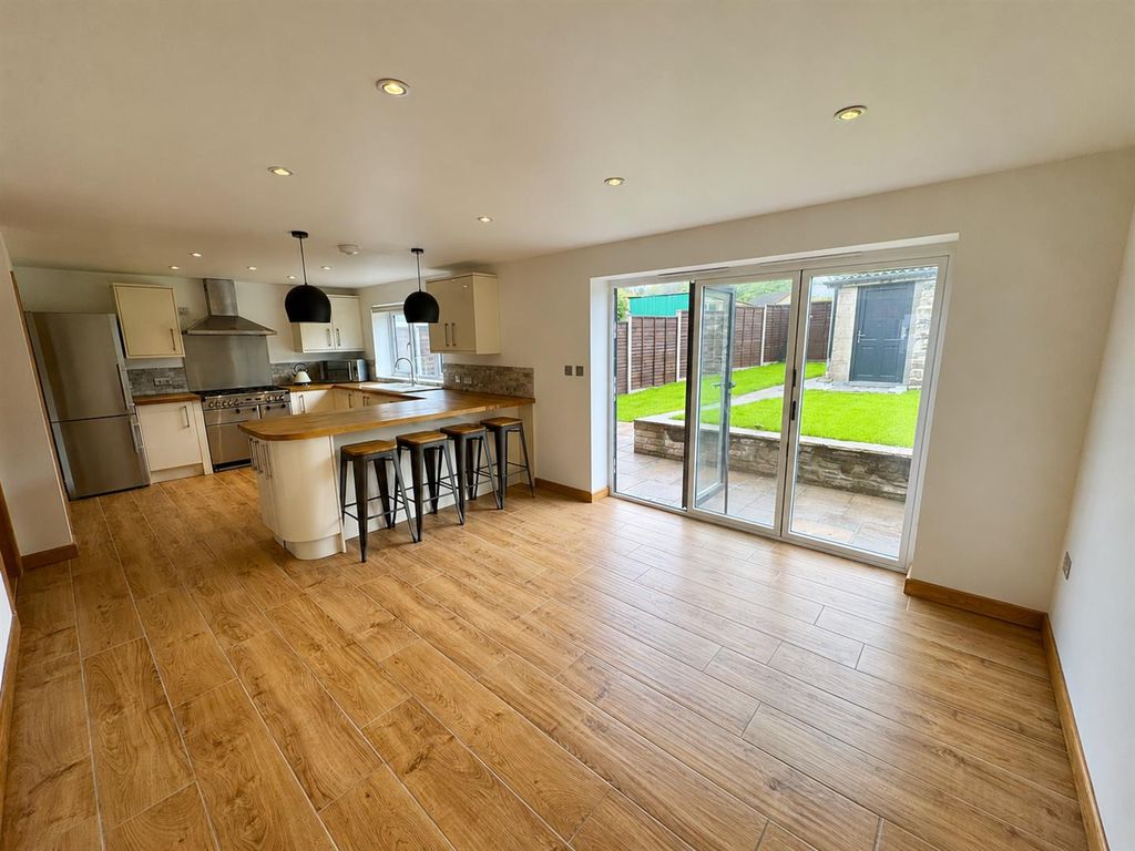 Property photo 3 of 28 Kitchen Diner (2/4)