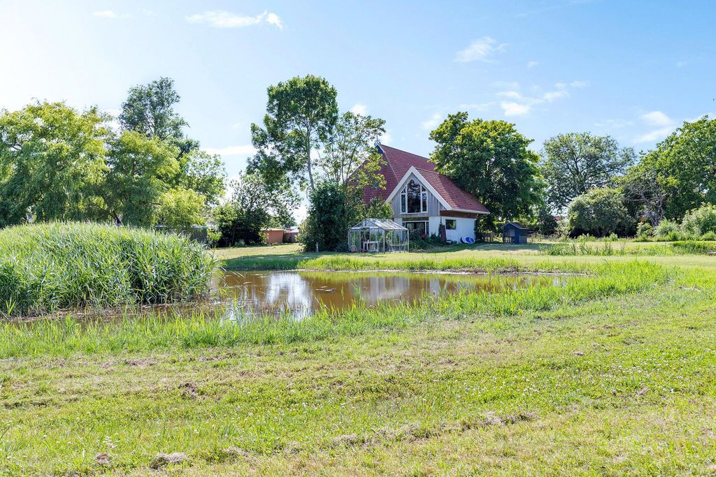 Property photo 2 of 85