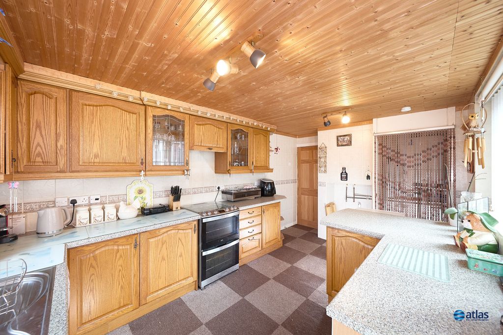 Property photo 3 of 17 Kitchen