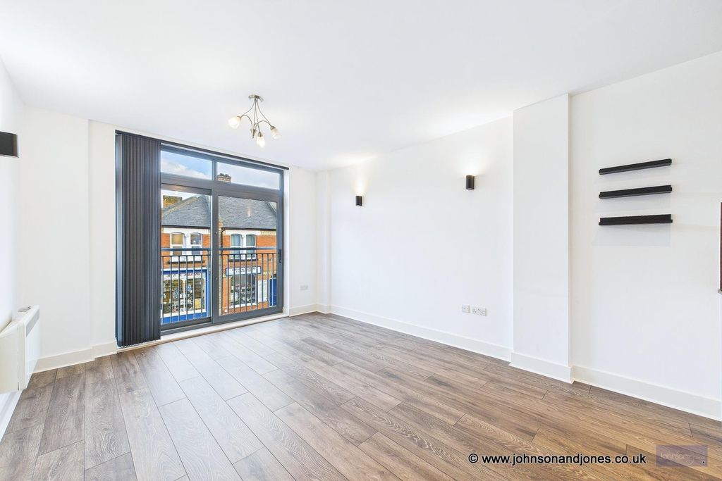 Property photo 3 of 16 4 Lounge.Jpg