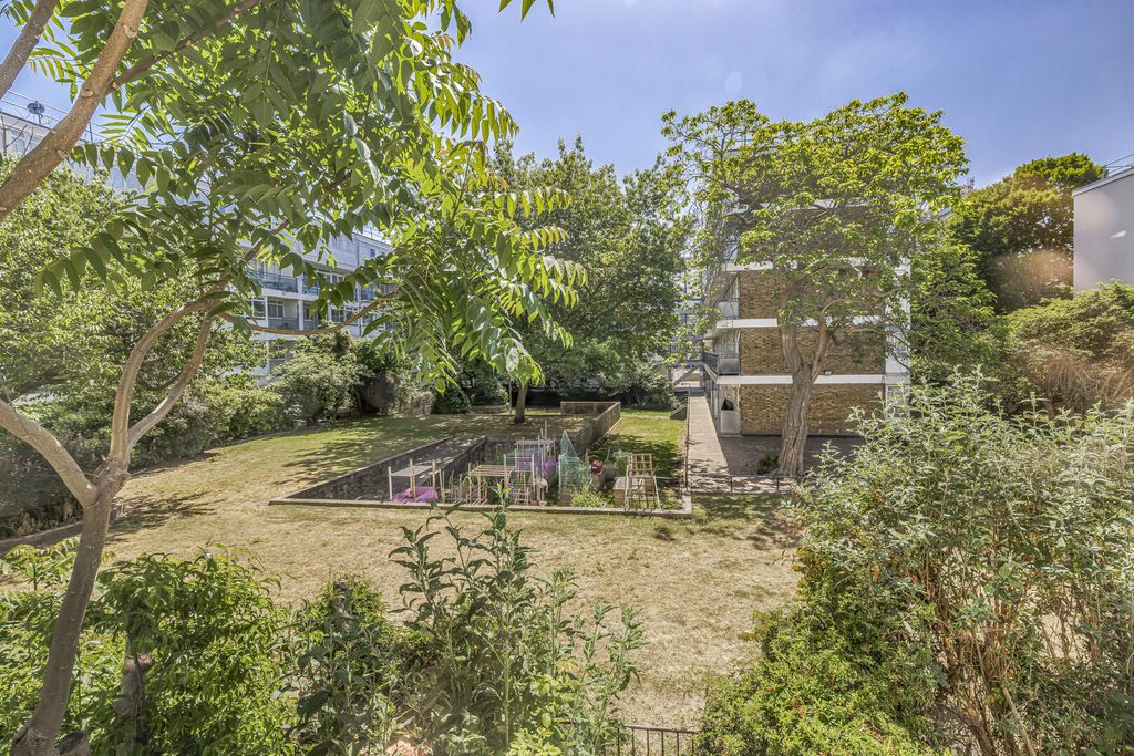 Property photo 2 of 15 Communal Garden