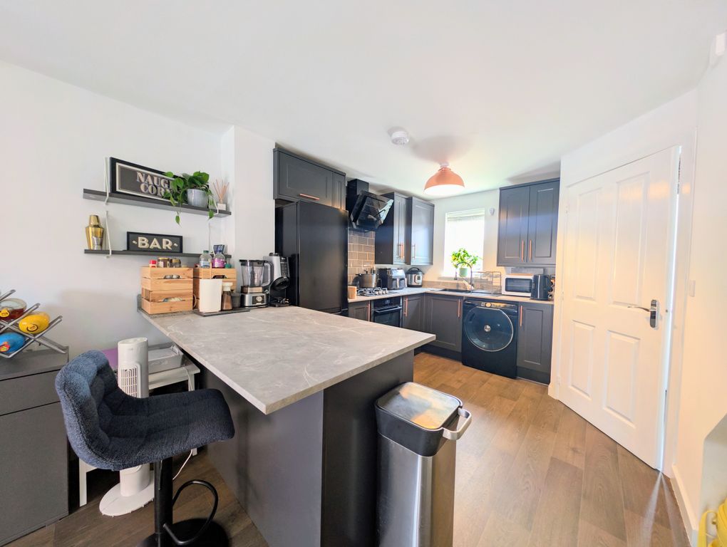 Property photo 3 of 25 Lounge/Kitchen
