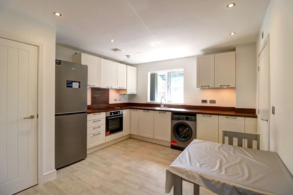 Property photo 3 of 17 Kitchen 1.1