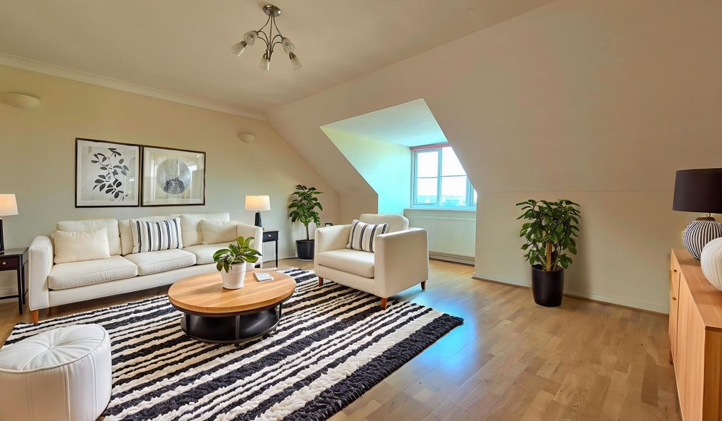 Property photo 1 of 17 Sitting Room