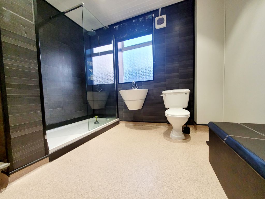 Property photo 3 of 6 Bathroom