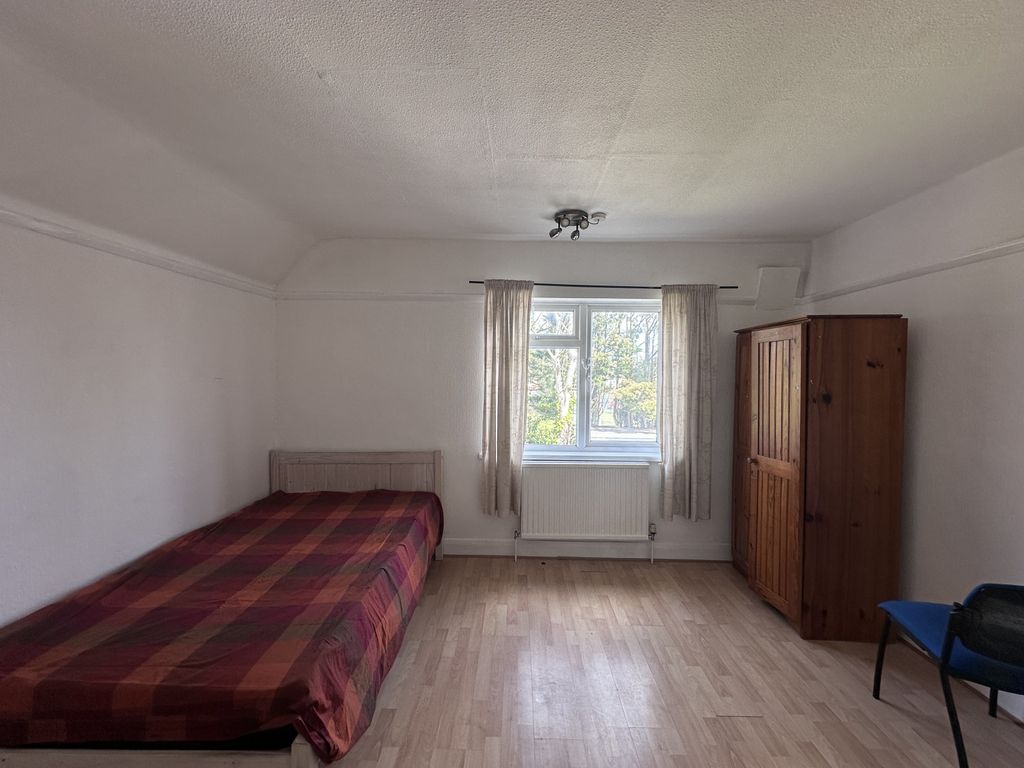 Property photo 3 of 6 Room