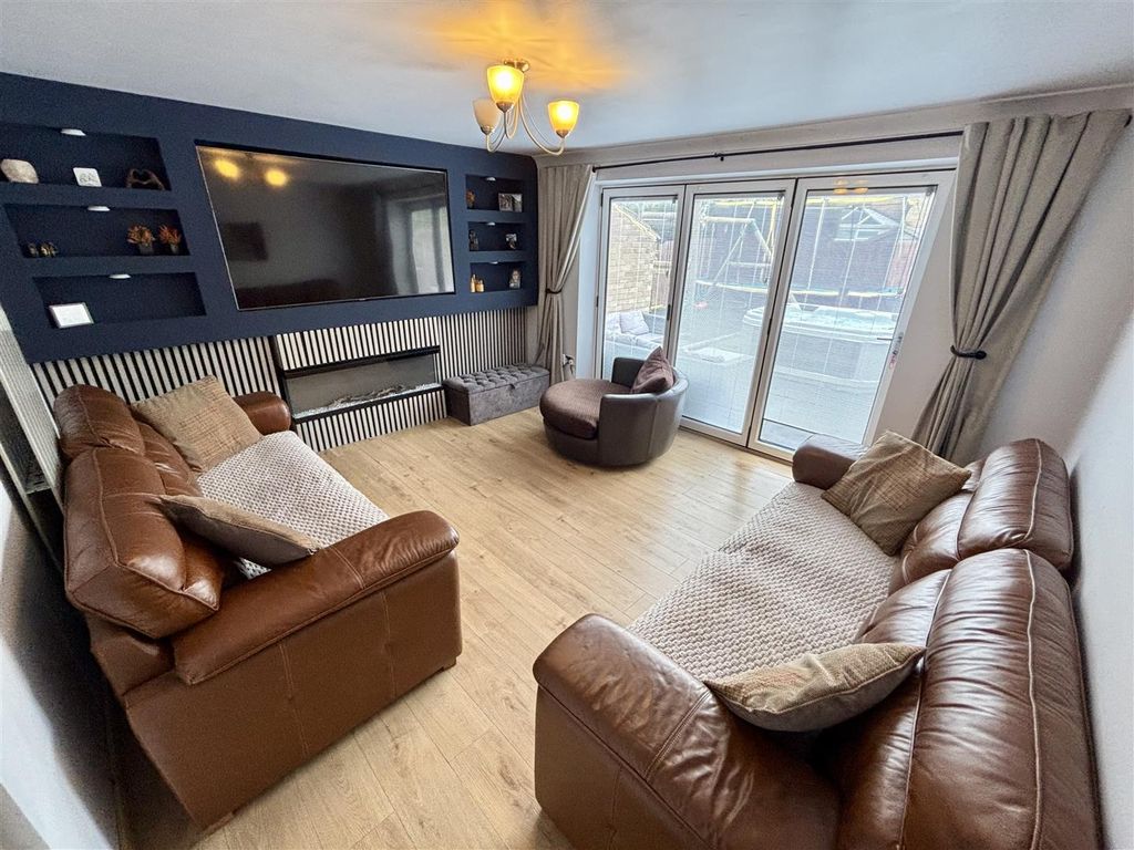 Property photo 3 of 20 Living Room