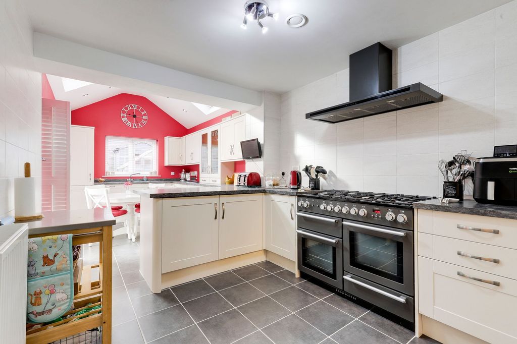 Property photo 3 of 34