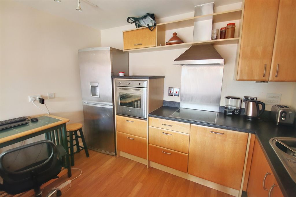 Property photo 2 of 8 Kitchen/ Lounge