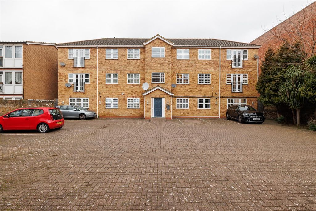 Property photo 2 of 18 Romford Road, E15