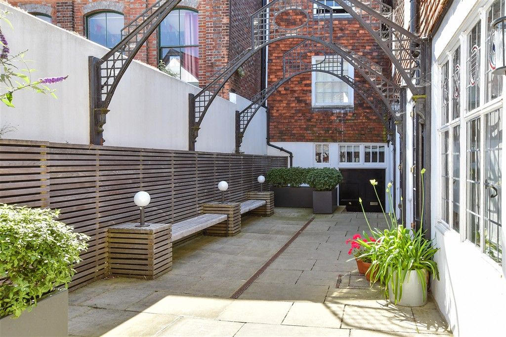 Property photo 2 of 12 Communal Gardens