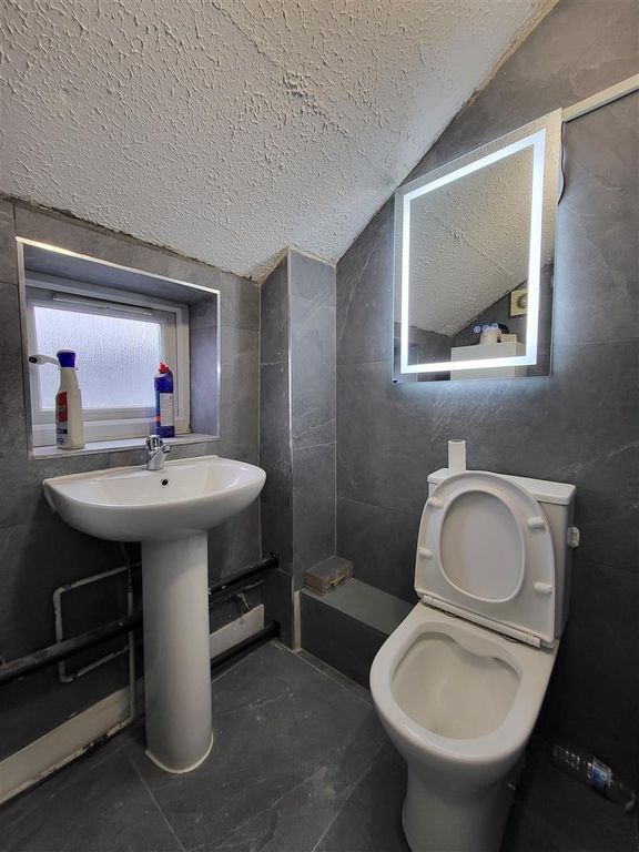 Property photo 2 of 5 Toilet Picture.Jpg