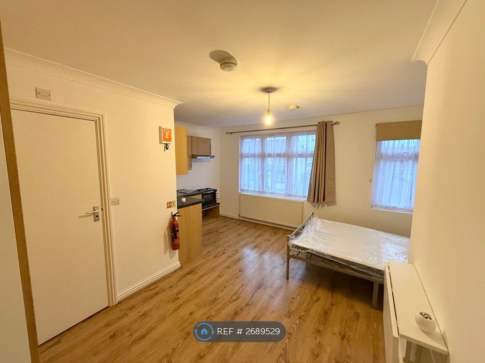 Property photo 1 of 9 Room 4