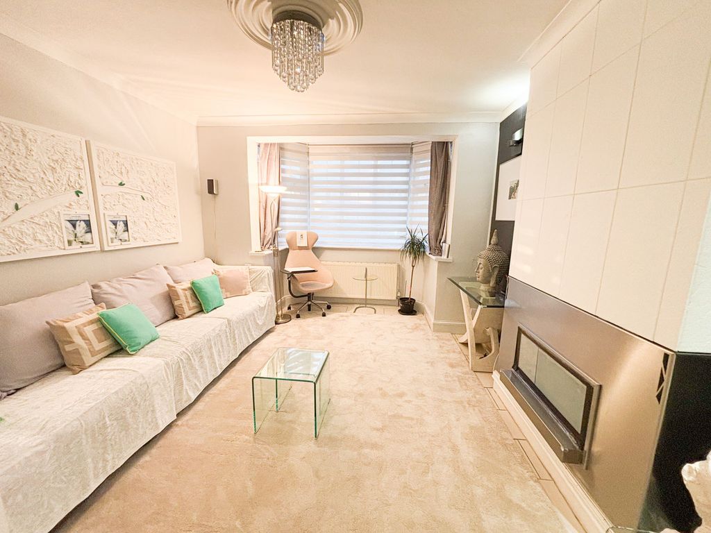 Property photo 2 of 28 St Clair Close Ig5